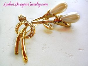 Vintage Pearl And Pave Crystal Rhinestone Floral Flower Pin Gold Plate Brooch Jewelry. Measurements: 2.50" Long x 1.25" Wide. Excellent Vintage Condition - This Floral Bouquet Pin Is Suited For Weddings, Bridal, Valentines Day, Church, Formals, And Special Occasion. This Brooch Would Look Lovely Pinned Onto A Bridal Dress Or Sash. This Beautiful Large Flower Pin, Is Sold By Ladies Designer Jewelry, www.ladiesdesignerjewelry.com