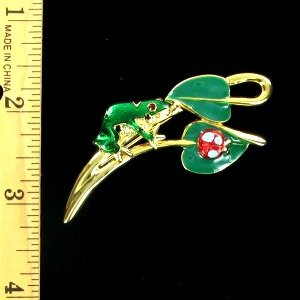 vintagefrongonalilypin_vintagefrogpins_vintagefrogbrooch_rhinestonefrogpins_rhinestonefrogbrooch_ladiesdesignerjewelry_diamondfrogpin_crystalfrogpin_goldfrogpin_estatepinsbrooches