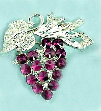 grapepins_grapeclusterbrooch_purpleamethystgrapepins_purplerhinestonegrapepins_grapebrooches_designergrapepins_winetastingpins_grapefestivalpins
