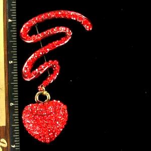 redrhinestoneheartpin_rubyrhinestoneheartbrooch_valentinesdayhearpin_vintageheartpins_vintageheartbrooch_ladiesdesignerjewelry_heartpinswithrhinestones_goldheartpins_estatepinsbrooches